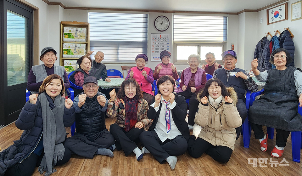 신성은하수아파트 경로당에서 어르신분들과 함께 ⓒ대한뉴스