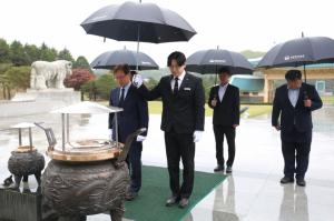 ‘대한민국, 더욱 빛낼 것’…최재형 의원, 대전 현충원서 ‘6.25 전쟁 영웅’인 부친 묘소 참배